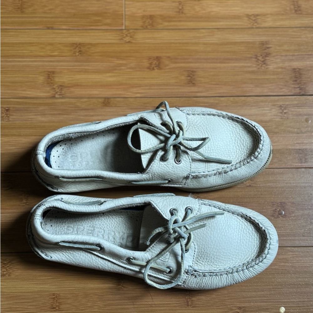 Men’s cream leather sperry shoes